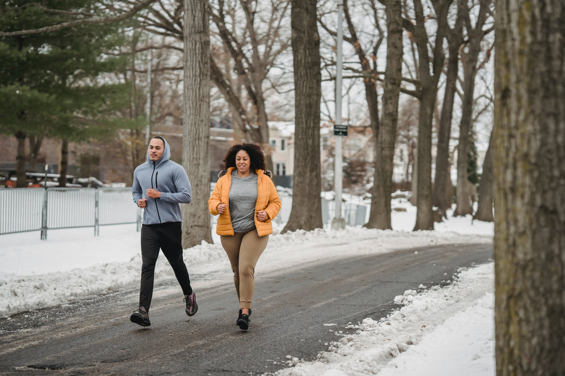 couple working out during winter showing good muscle function